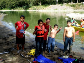 El grupo despues de las canoas